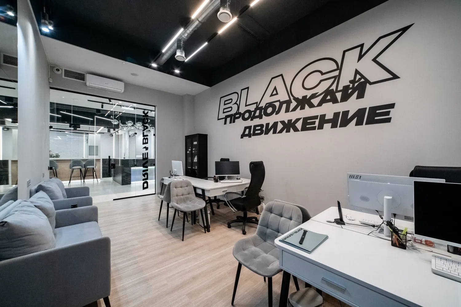 Фитнес-клуб с бассейном Drive Black Фото